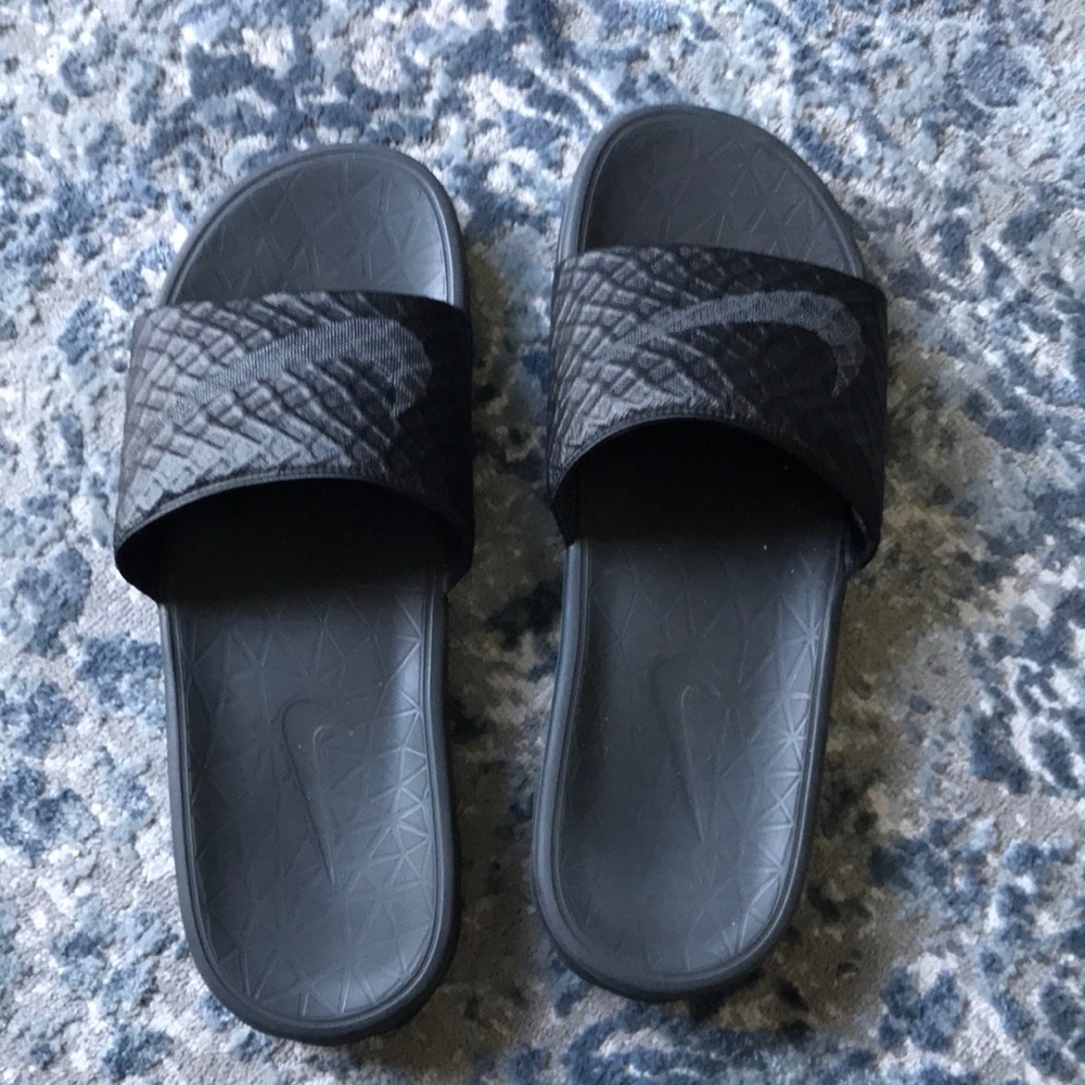 Like new! Mens nike slides